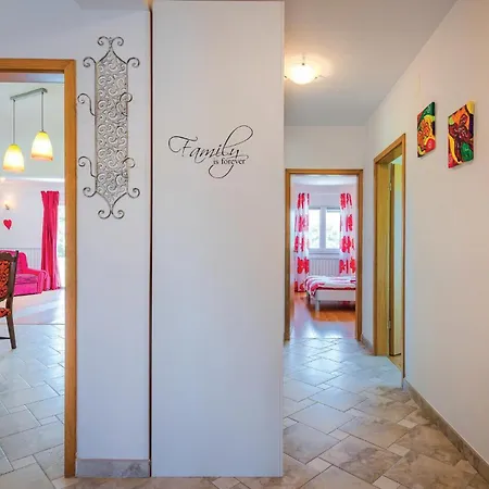 Vakantiehuis Podpican 10 *