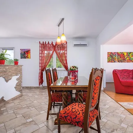 度假居 3 Bedroom Amazing In Podpican *